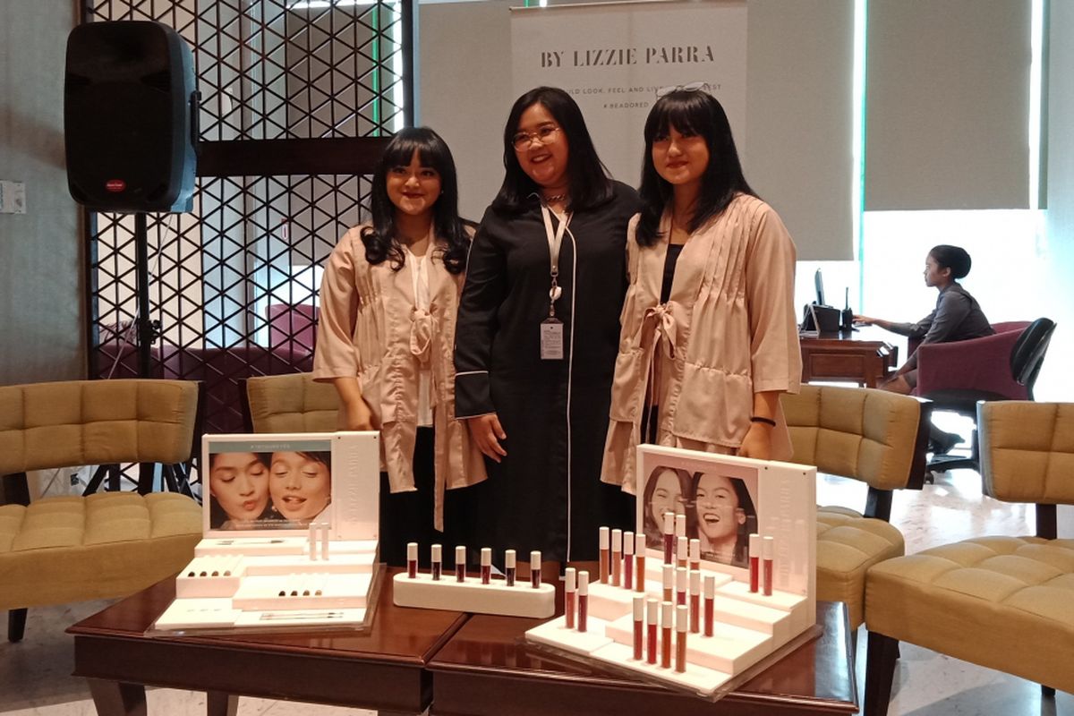CEO & Founder BLP Beauty Lizzie Parra, MD Cosmetics Lotte Department Store Fathma Anugrah Utami dan Business Director BLP Beauty, Monica Christa (paling kiri ke kanan) seusai konferensi pers pembukaan offline store BLP, Jumat (23/2/2018). 