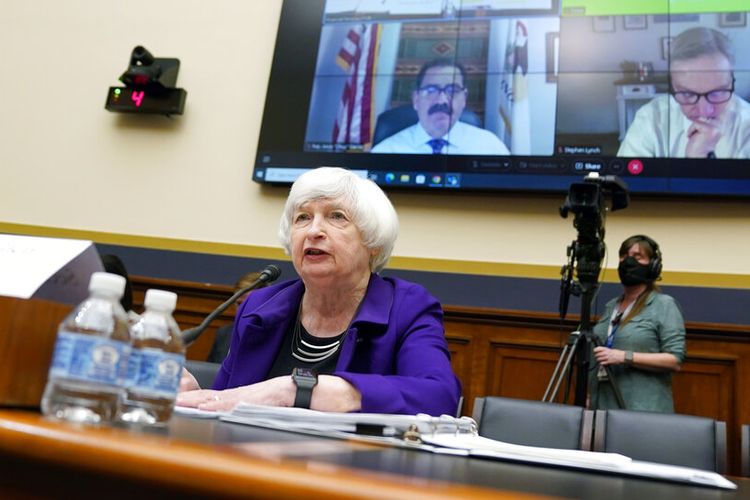 Menteri Keuangan AS Janet Yellen mendengarkan selama dengar pendapat House Committee on Financial Services, Rabu, 6 April 2022, di Capitol Hill di Washington. 