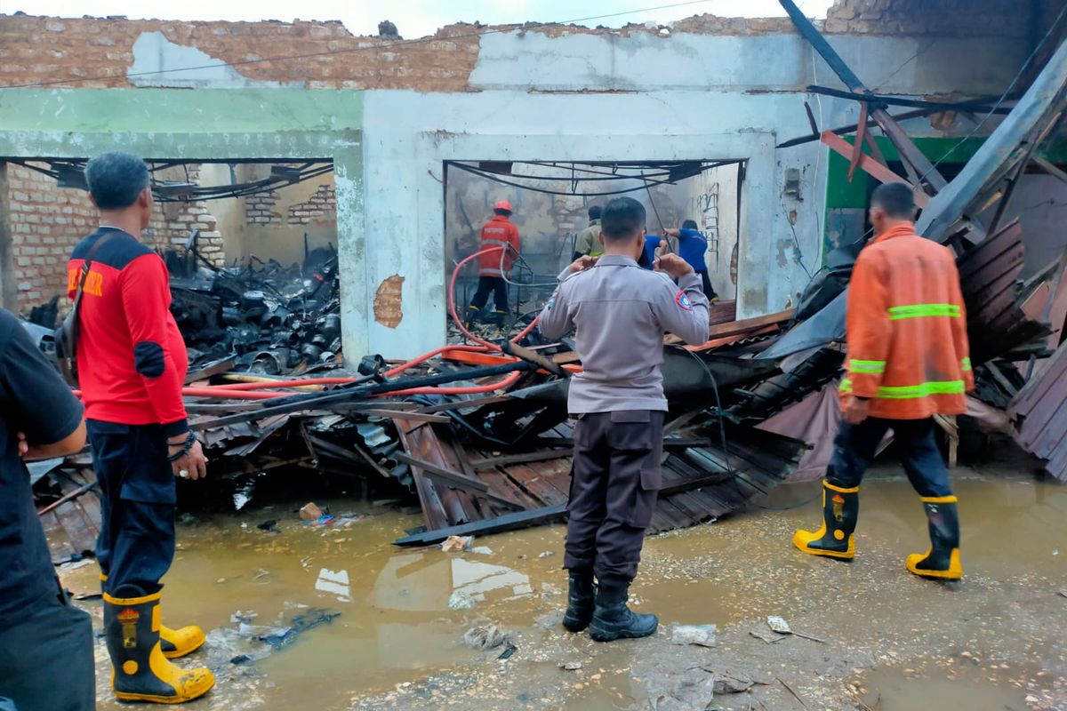 Sebanyak 4 kios di Pasar Lenteng Sumenep Madura Terbakar. 