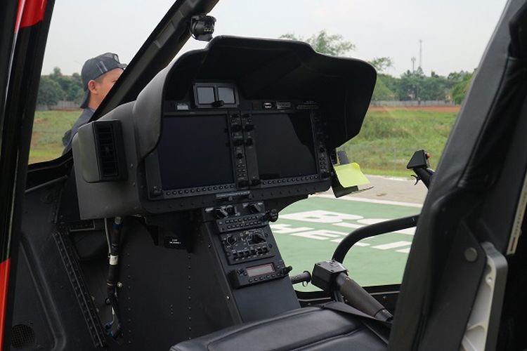 Ruang kemudi atau pilot berupa sistem alat navigasi Helikopter Helicity, Selasa (31/12/2019).