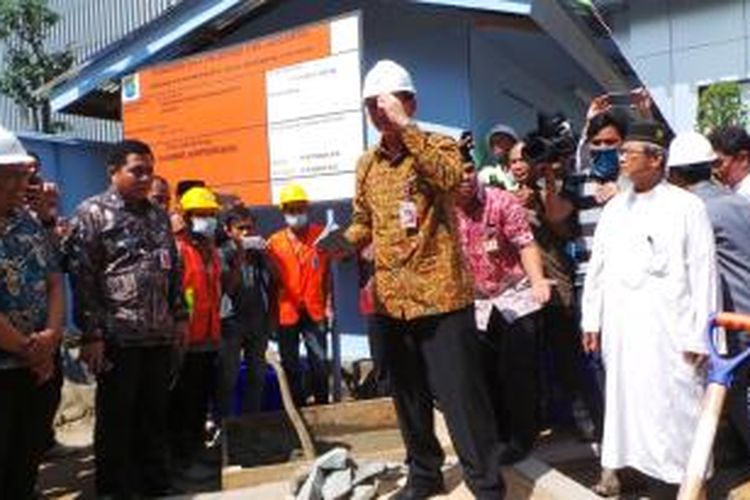 Gubernur DKI Jakarta Basuki Tjahaja Purnama saat melakukan groundbreaking atau peletakkan batu pertama pembangunan masjid di Balai Kota, Jumat (18/9/2015). 