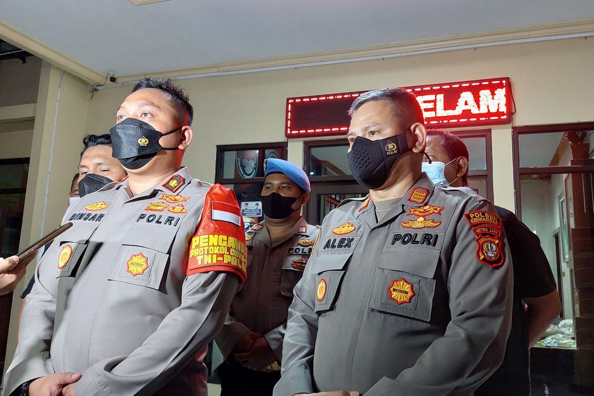 Kapolsek Kembangan Kompol Binsar Sianturi mengatakan wanita lansia, K (61), membawa kedua bocah perempuan di Kembangan, Jakarta Barat, untuk mengambil anting-anting korban.