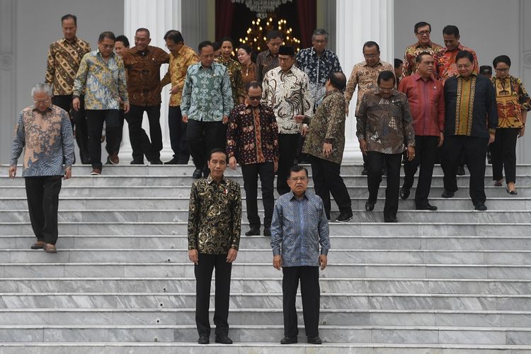 Presiden Joko Widodo (kiri) bersama Wakil Presiden Jusuf Kalla (kanan) bersiap untuk berfoto bersama sebelum acara silaturahmi kabinet kerja di Istana Merdeka, Jakarta, Jumat (18/10/19). Silaturahmi itu juga merupakan ajang perpisahan presiden, wakil presiden serta para menteri kabinet kerja yang telah bekerjasama selama lima tahun pemerintahan Joko Widodo-Jusuf Kalla. ANTARA FOTO/Akbar Nugroho Gumay/nz