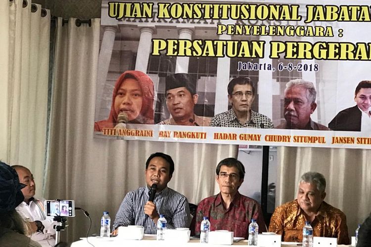 Peneliti Perkumpulan untuk Pemilu dan Demokrasi (Perludem) Fadli Ramadhanil (paling kiri) dalam acara diskusi yang bertajuk Ujian Konstitusional Jabatan Wapres di Restoran Raden Bahari, Jakarta Selatan, Senin (6/8/2018). 