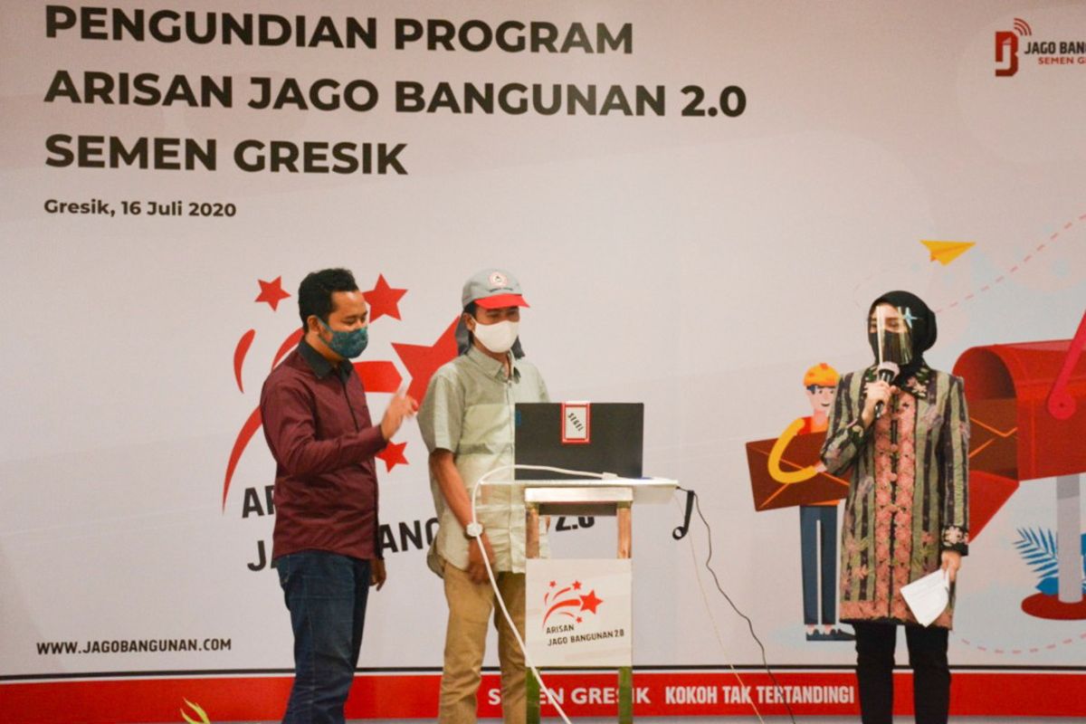 Salah seorang tukang bangunan yang beruntung mendapatkan hadiah dalam Arisan Jago Bangunan 2.0.