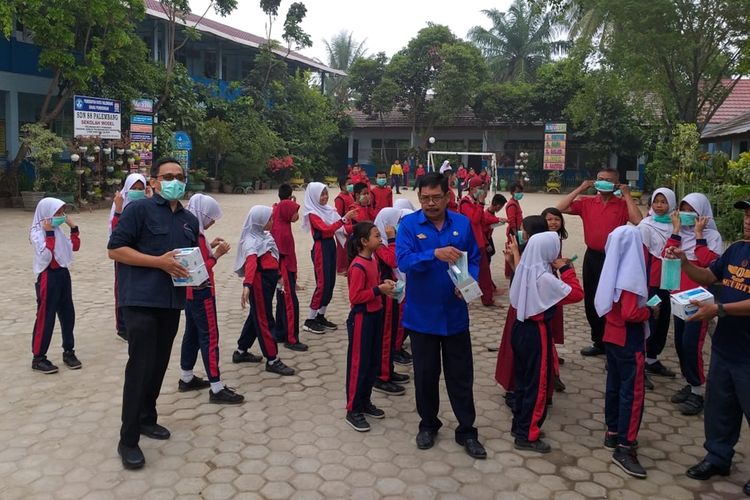Pembagian masker di sekolah oleh Dinas Pendidikan Sumatera Selatan akibat kabut asap yang kian menebal.