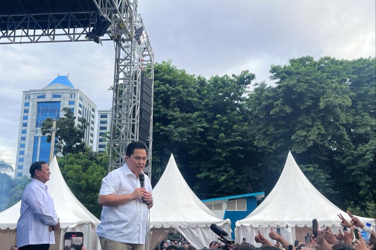 Erick Thohir hadir dalam kampanye capres nomor urut dua Prabowo Subianto yang berlangsung di Lapangan Banteng, Jakarta Pusat, Jumat (19/1/2024). Erick mengaku mengajukan cuti, sehingga hadir bukan sebagai Menteri BUMN. 