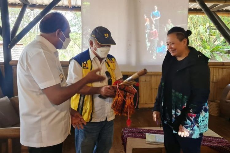 Menteri Pekerjaan Umum dan Perumahan Rakyat (PUPR) Basuki Hadimuljono meninjau Kampus Desa Bambu Turetogo di Desa Ratogesa, Kecamatan Golewa, Kabupaten Ngada, Nusa Tenggara Timur, Minggu (11/9/2022). Kampus Bambu Turetogo merupakan sekolah untuk budidaya dan pemanfaatan bambu yang melibatkan ibu-ibu PKK di Provinsi NTT dengan kurikulum menyangkut berbagai aspek pengembangan bambu agroforestri dari hulu hingga hilir.