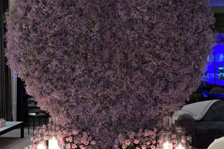 Dekorasi bunga di rumah Kylie Jenner di Calabasas, California, AS, untuk merayakan Hari Ayah bagi Travis Scott.