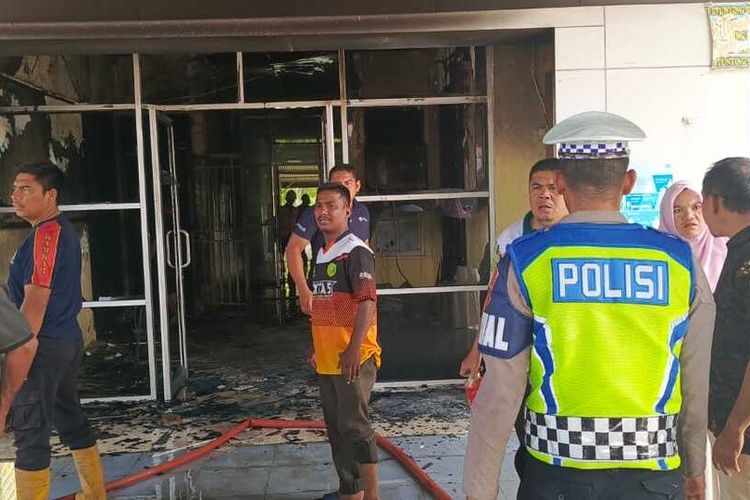 Polisi memadamkan api di Dinas Kesehatan, Kabupaten Aceh Timur, Jumat (22/12/2023)