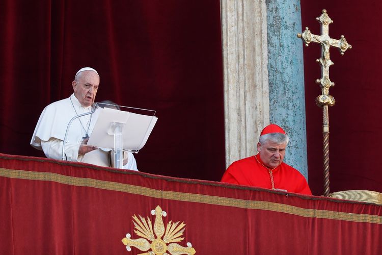 Paus Fransiskus menyampaikan Urbi et Orbi, tradisi Pesan Natal dari balkon Basilika Santo Petrus, Vatikan, pada 25 Desember 2019.