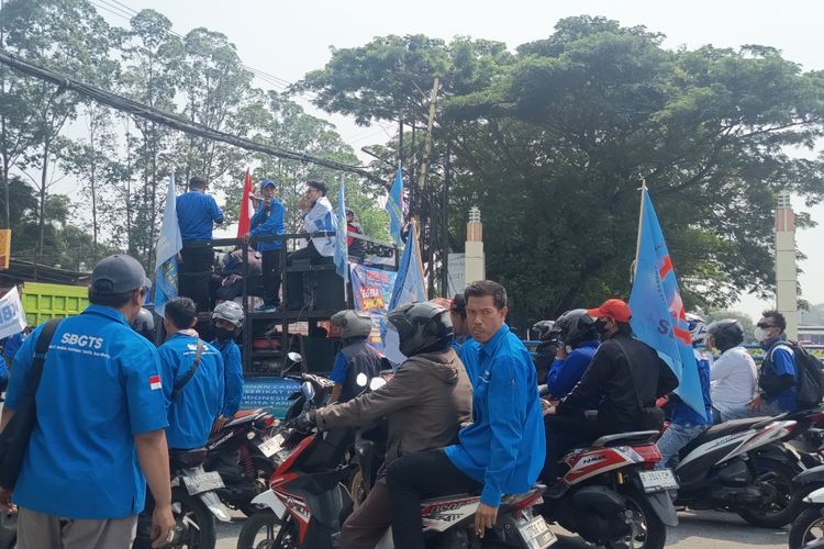 Massa Buruh Tangerang Konvoi ke DPR RI, Kawal Pengesahan UU Ketenagakerjaan