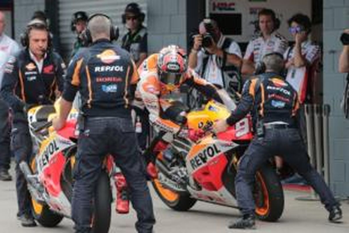 Pebalap Repsol Honda asal Spanyol, Marc Marquez (tengah) memasuki pit lane untuk mengganti ban pada sesi pemanasan GP Australia, di Sirkuit Phillip Island, Minggu (20/10/2013).