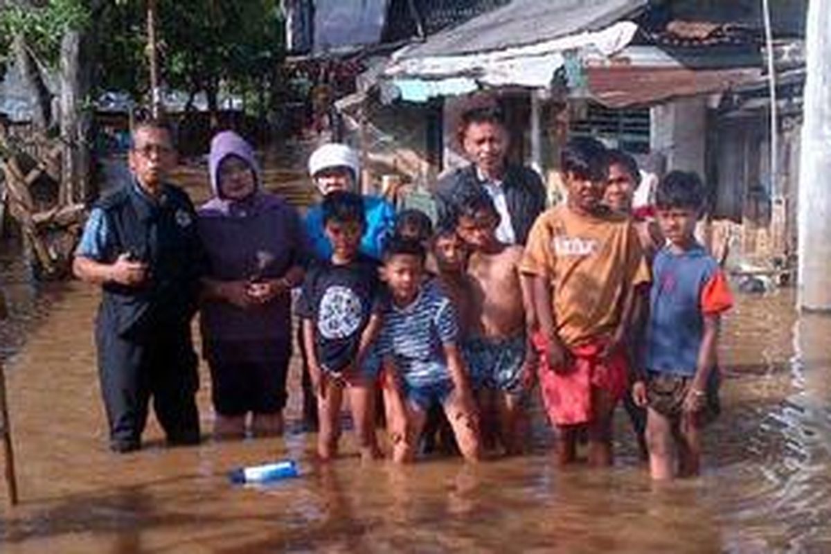 Banjir di Kedoya Selatan pada Jumat (5/4/2013) setinggi 1,2 meter. Banjir mulai masuk ke pemukiman warga sekitar pukul 03.00 WIB dini hari.