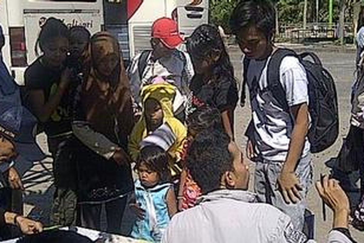 Penumpang menunggu giliran tiket bus gratis dari petugas Dishubkominfo Pamekasan