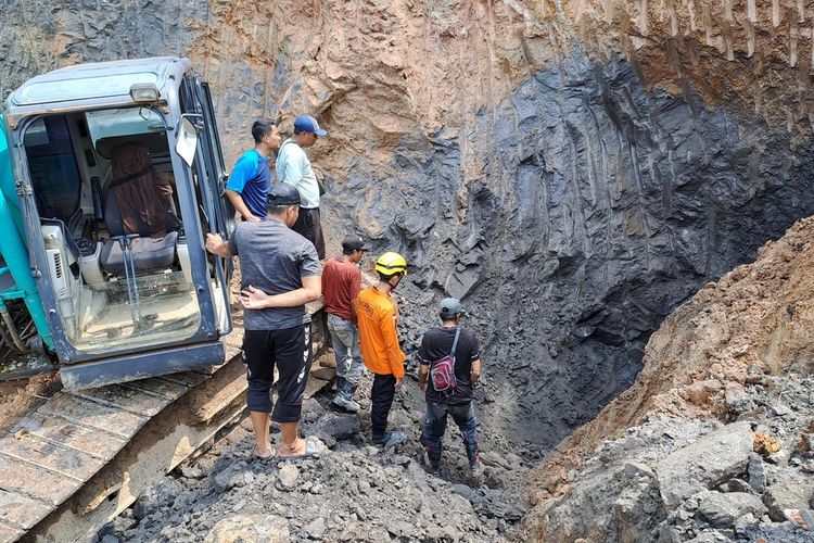 Tim SAR Gabungan masih melakukan pencarian terhadap dua orang pekerja tambang yang terkubur lubang galian di Kecamatan Panggarangan, Kabupaten Lebak, Banten, Selasa (30/4/2024).