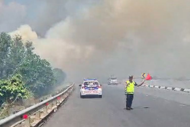 Karhutla Selimuti Tol Kayuagung-Palembang, Jarak Pandang Sempat Terganggu