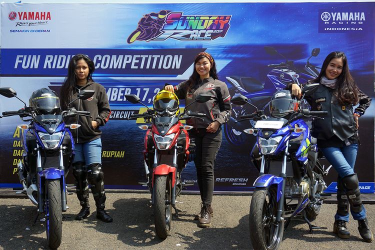 Lady biker Yamaha V-Ixion yang menjadi ratu sehari di Yamaha Sunday Race seri III di Sentul, Bogor, Minggu (17/9/2017).