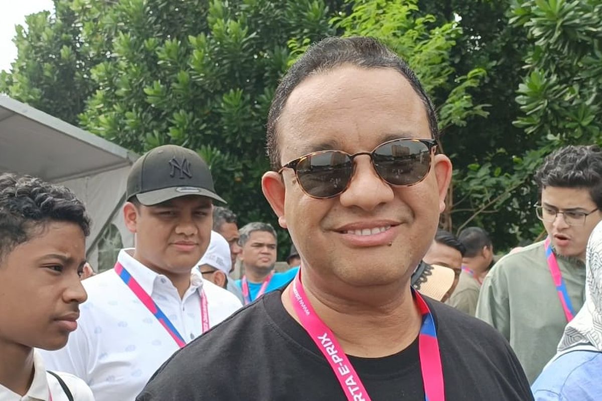 Eks Gubernur DKI Jakarta Anies Baswedan saat ditemui Kompas.com di lapangan parkir Benyamin Sueb, Kemayoran, Jakarta Pusat, Sabtu (3/6/2023). Anies dan rombongan keluarga dipastikan hadir dalam acara Formula E.