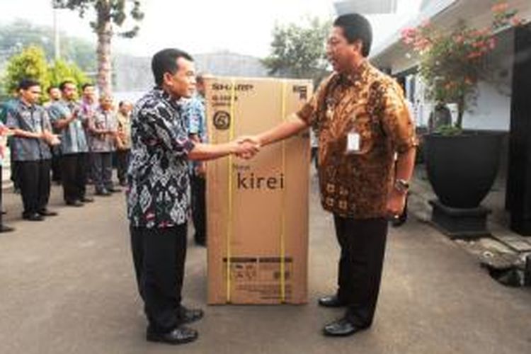 Wali Kota Magelang (kanan) memberi hadiah kepada PNS yang disiplin datang bekerja pasca-libur lebaran, Rabu (22/7/2015).