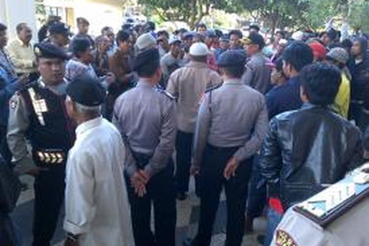 Warga Mapak Belatung sempat bersitegang saat menghadiri sidang sengketa makam di Pengadilan Agama Mataram.