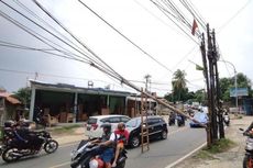 Tiang di Sawangan Depok Nyaris Roboh, Disangga Pakai Tangga Kayu di Tengah Jalan