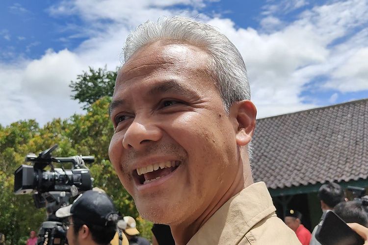 Capres nomor urut 3 Ganjar Pranowo ditemui di Kabupaten Ngawi, Jawa Timur, Kamis (18/1/2024).