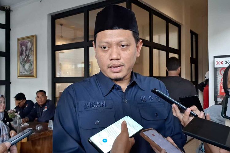 Ketua KPU Banten Mohamad Ihsan menyebut tidak ada penundaan pemungutan suara meski ribuan titik TPS rawan banjir.