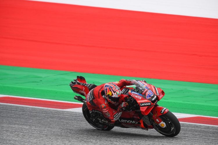 Jack Miller saat berlaga pada MotoGP Austria 2022. (Photo by VLADIMIR SIMICEK / AFP)