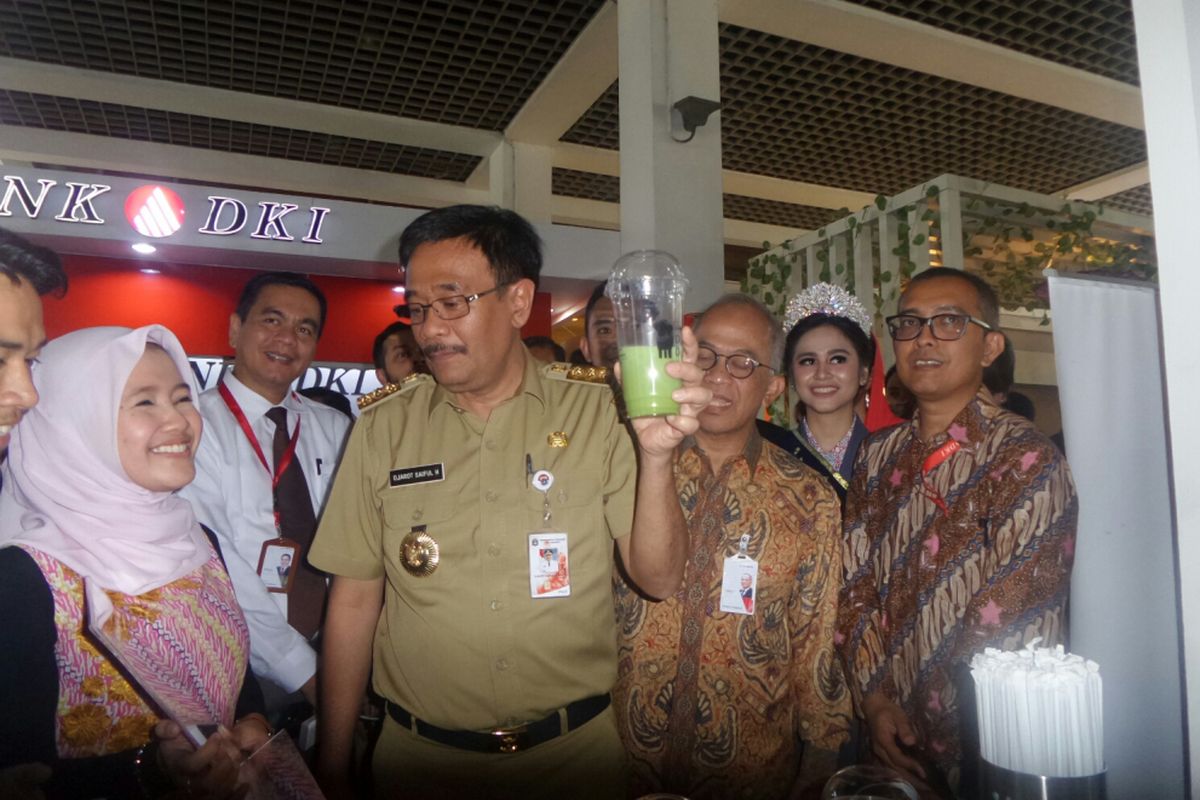 Gubernur DKI Jakarta Djarot Saiful Hidayat membeli minuman teh hijau dengan aplikasi JakOne Mobile di Balai Kota DKI Jakarta, Selasa (29/8/2017). 