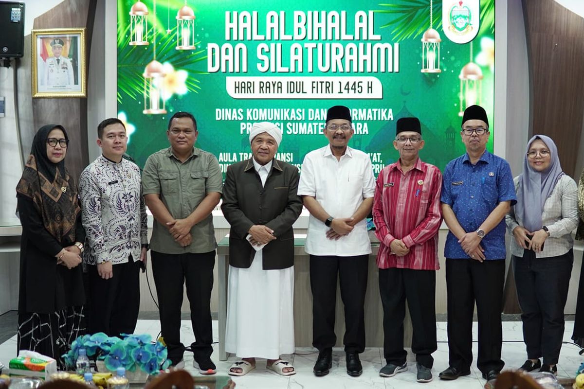 Kepala Dinas Komunikasi dan Informatika (Kadiskominfo) Sumatera Utara (Sumut) Ilyas Sitorus foto bersama dengan Aparatur Sipil Negara (ASN) di lingkungan Diskominfo Sumut usai acara Halalbihalal Keluarga Besar Diskominfo Sumut yang diselenggarakan di Aula Transparansi, Kantor Diskominfo Sumut, Jalan HM Said Nomor 27 Medan, Jumat (19/4). (DISKOMINFOSUMUT)
