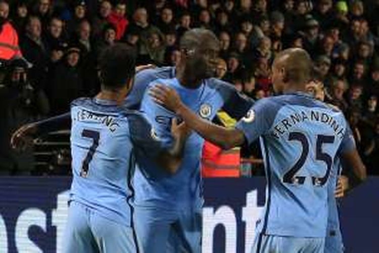 Gelandang Manchester City, Yaya Toure (tengah), merayakan gol ke gawang Hull City dalam lanjutan Premier League, di Stadion KCOM, Senin (26/1/2016).
