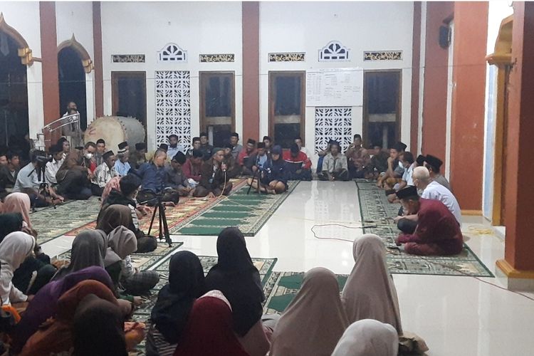 Ganjar Pranowo sedang melakukan dialog dengan warga kontra tambang di masjid Nurul Huda Desa setpat