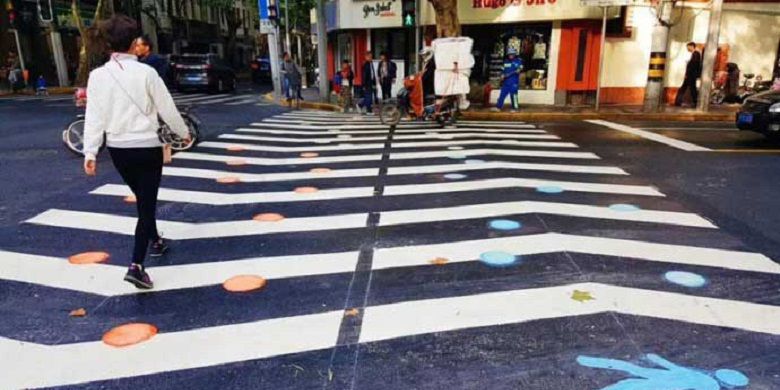 Pemisahan jalur pada zebra cross ini diharapkan dapat mengurangi macet akibat sesaknya warga yang ingin menyeberang. 
