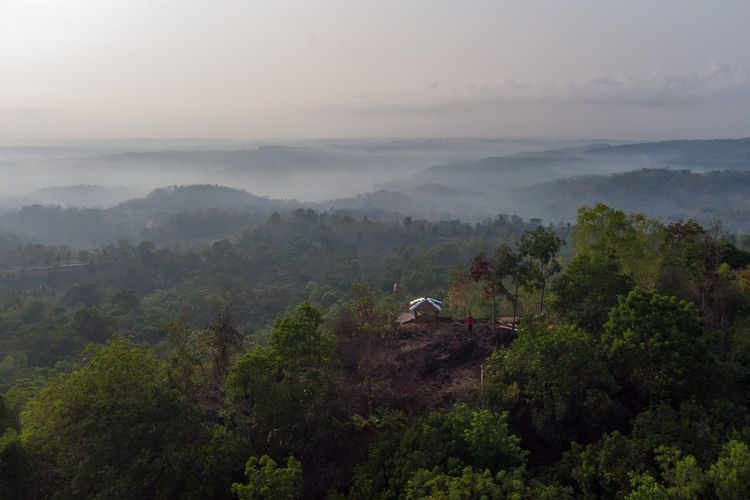 Gunung Grigak di Gunungkidul, Yogyakarta.