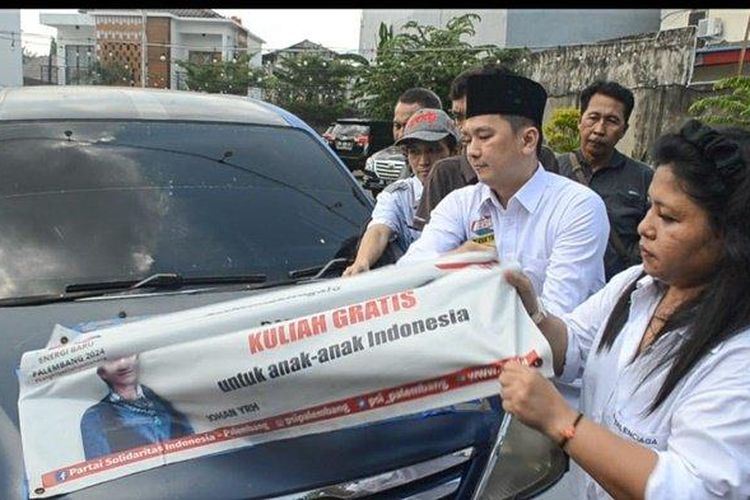
Kader PSI Palembang ramai-ramai melepas atribut partainya sebagai bentuk kekecewaan, Rabu (21/6/2023)
