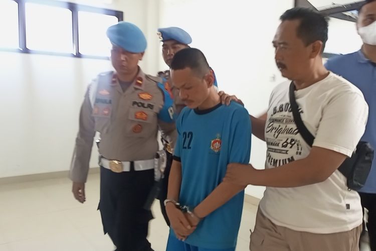 Polisi merilis pelaku kasus mayat mutilasi dalam koper merah di Mapolres Bogor, Cibinong, Kabupaten Bogor, Jawa Barat, Sabtu (18/3/2023)