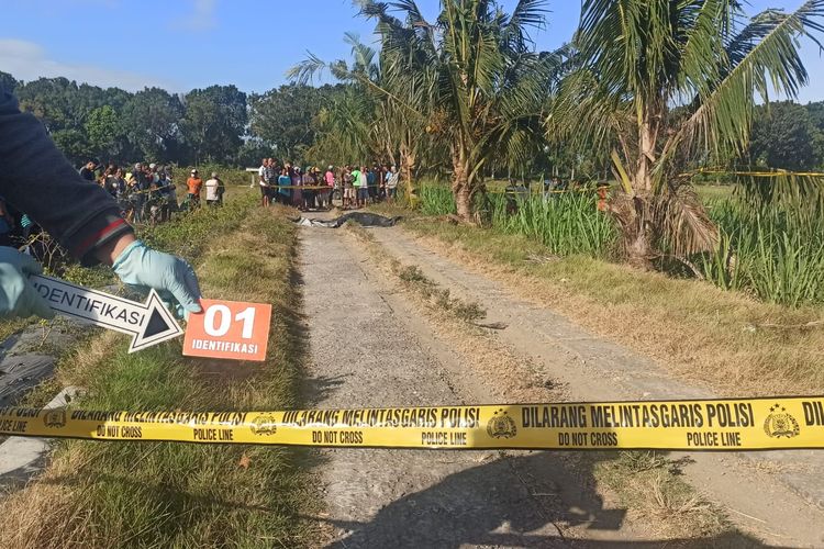 Dok polres purworejo: petugas melakukan olah TKP atas penemuan mayat penuh luka di Purworejo yang diduga korban pembunuhan 