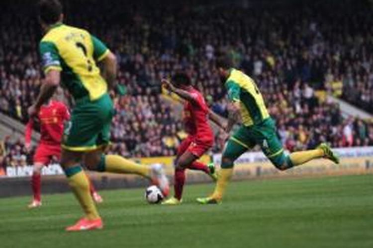 Gelandang Liverpool, Raheem Sterling, melepaskan tendangan yang kemudian bersarang di gawang Norwich City pada laga Premier League di Stadion Carrow Road, Norwich, Minggu (20/4/2014).