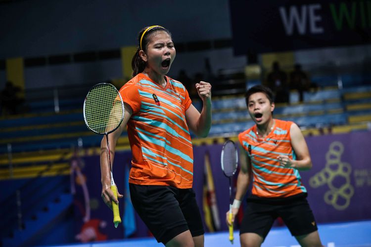 Pebulu tangkis Indonesia, Greysia Polii/Apriyani Rahayu saat beraksi melawan pasangan Thailand, Chayanit Chaladchalam/Phataimas Muenwongpada babak final bulu tangkis perorangan SEA Games 2019, di Muntinlupa Sports Complex, Filipina, Senin (9/12/2019). Pasangan Greysia Polii/Apriyani Rahayu berhasil menyumbang medali emas, mengalahkan pasangan Thailand dengan skor 21-3, 21-18.