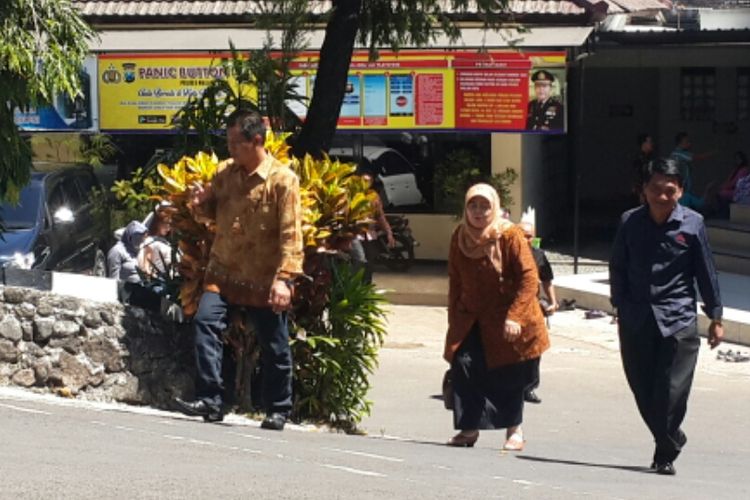 Wakil Ketua DPRD Kota Malang Rahayu Sugiarti (tengah) bersama anggota DPRD Kota Malang lainnya saat jeda pemeriksaan oleh penyidik KPK di Mapolres Malang Kota, Selasa (15/8/2017)
