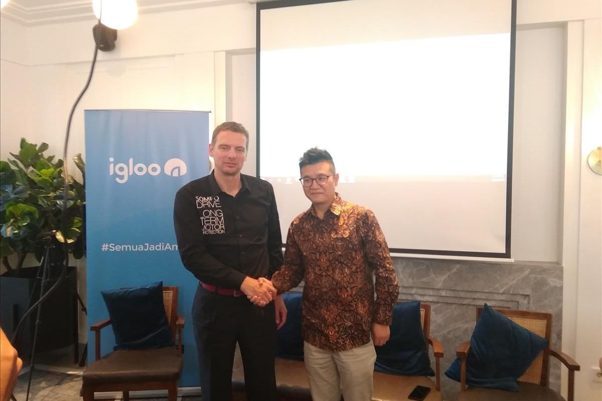 CEO Sompo Insurance Indonesia Eric Nemitz dan Founder/CEO Axinan Wei Zhu berfoto bersama saat peluncuran Produk Asuransi Perlindungan Layar Ponsel Sompo X Axinan di Jakarta, Kamis (27/6/2019).