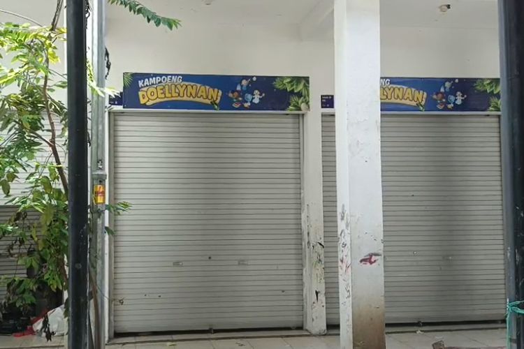Salah satu toko yang sudah tutup di Pasar Burung Dolly Surabaya, Selasa (2/12/2025).