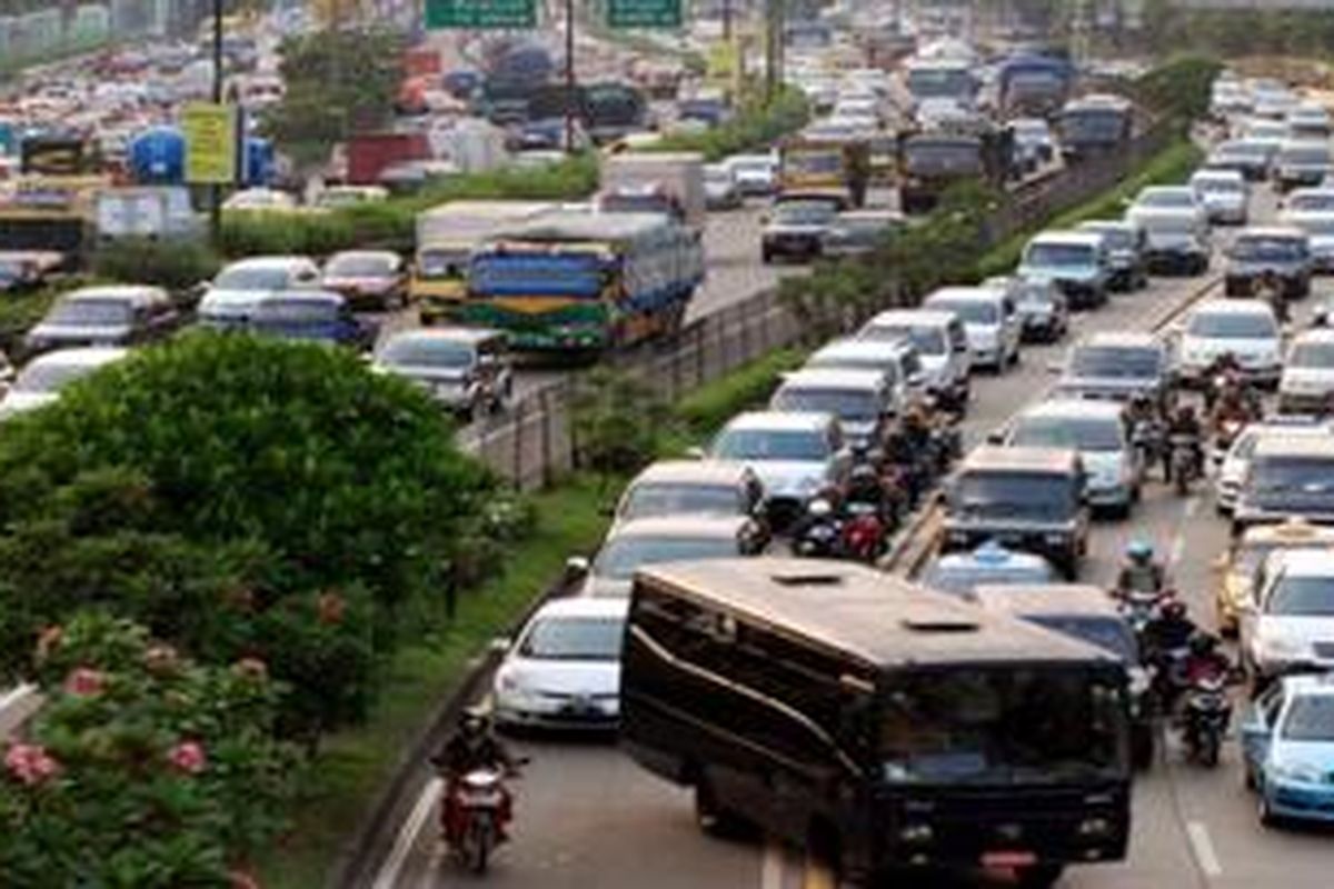 Kondisi kepadatan arus lalu lintas di Tol Grogol, Jakarta Barat, Senin (30/8/2010) pagi.