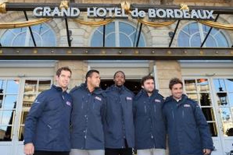 Tim Davis Perancis (dari kiri), Richard Gasquet, Jo-Wilfried Tsonga, Gael Monfils, Gilles Simon, dan kapten Arnaud Clement, berpose di Bordeaux, Senin (10/11/2014). Mereka akan berlatih sebagai persiapan menghadapi final Piala Davis melawan Swiss di Lille, 21-23 November.