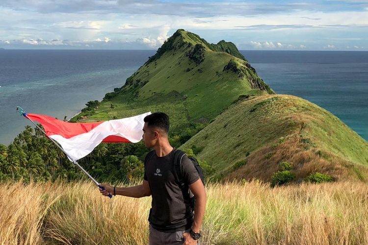 Pengunjung Annas (22) menikmati keindahan Bukit Nane terletak di Pulau Polassi, Kecamatan Bontosikuyu, Kabupaten Kepulauan Selayar, Sulawesi Selatan.