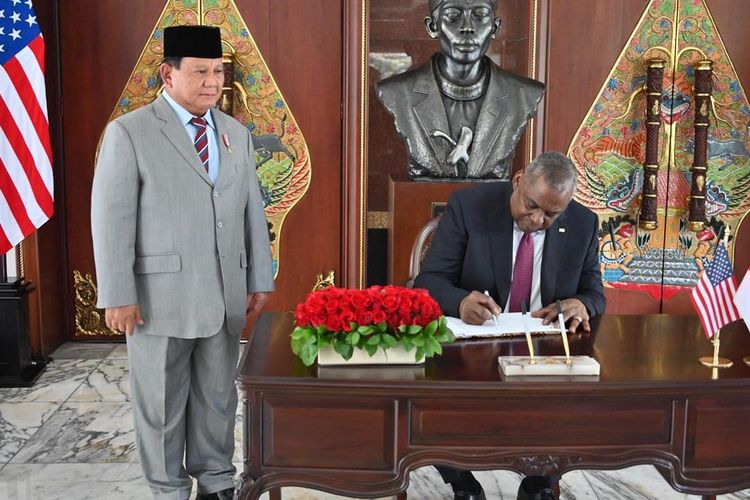 Menteri Pertahanan Lloyd J. Austin III mengakhiri kunjungannya ke Indonesia pada Senin (21/11/2022), setelah bertemu dengan Menteri Pertahanan Prabowo Subianto dan Panglima TNI Jenderal Andika Perkasa.