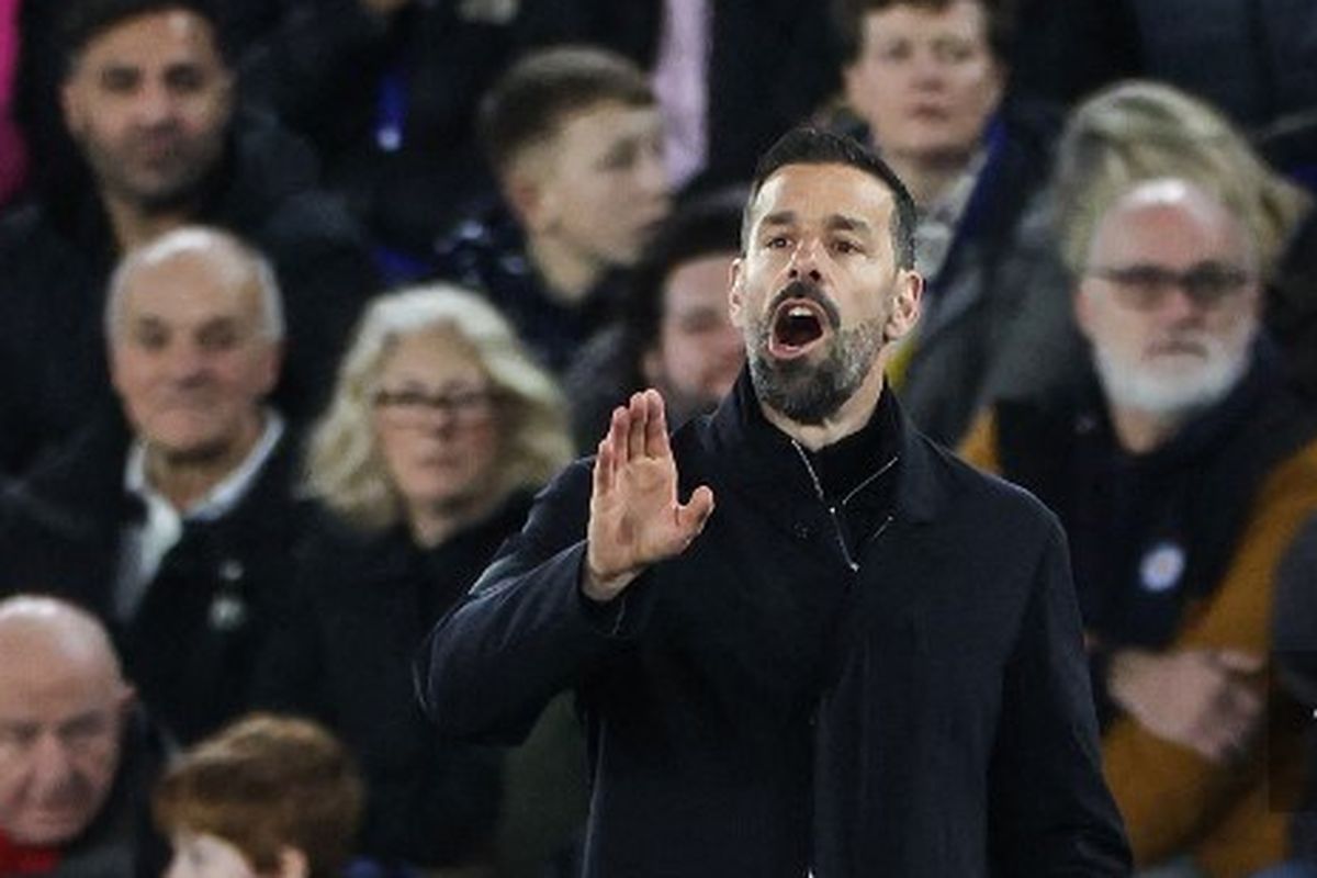Ruud van Nistelrooy memberikan instruksi untuk anak asuhnya dalam laga Liga Inggris 2024-2025 antara Leicester vs Brentford di King Power Stadium, 21 Februari 2025. (Photo by Darren Staples / AFP) 