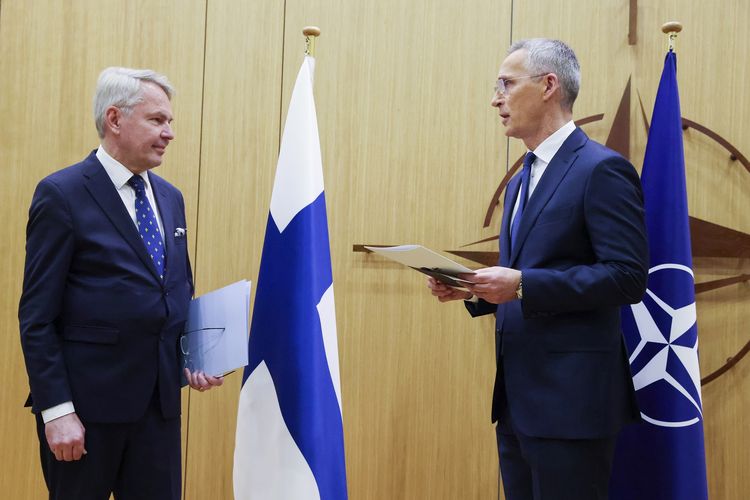 Menteri Luar Negeri Finlandia Pekka Haavisto (kiri) berbicara dengan Sekretaris Jenderal NATO Jens Stoltenberg saat penyerahan dokumen negaranya untuk bergabung ke NATO di Brussels, Selasa (4/4/2023). Finlandia gabung NATO pada hari itu, dipicu oleh invasi Rusia ke Ukraina.