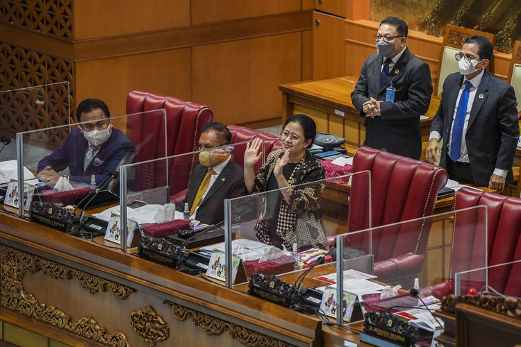 Speaker of the House Puan Maharani (right) makes hand gestures after House of Representatives passes a long-waited bill to tackle sexual violence on Tuesday, April 12 in Jakarta. Also present were deputy speakers Rahmad Gobel (left) and Lodewijk F Paulus (center). 